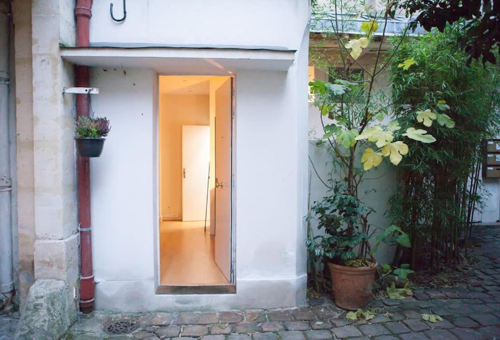 Charming In A Courtyard In * Parigi